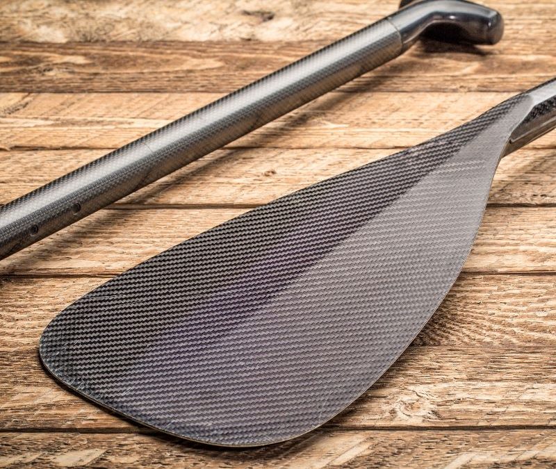 How to Hold a Paddle Board Paddle: Complete Beginner’s Guide